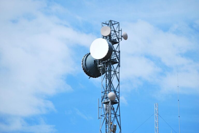 A importância das antenas na transmissão de sinais de rádio