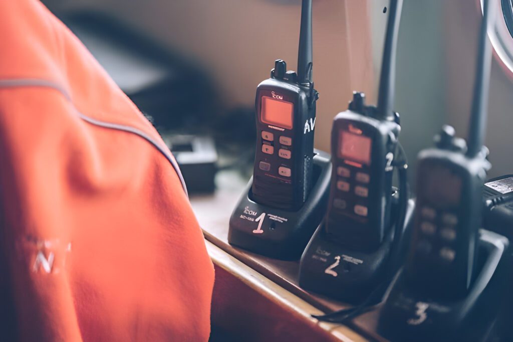 Radiocomunicação: imagem mostra três rádios comunicadores em uma mesa.