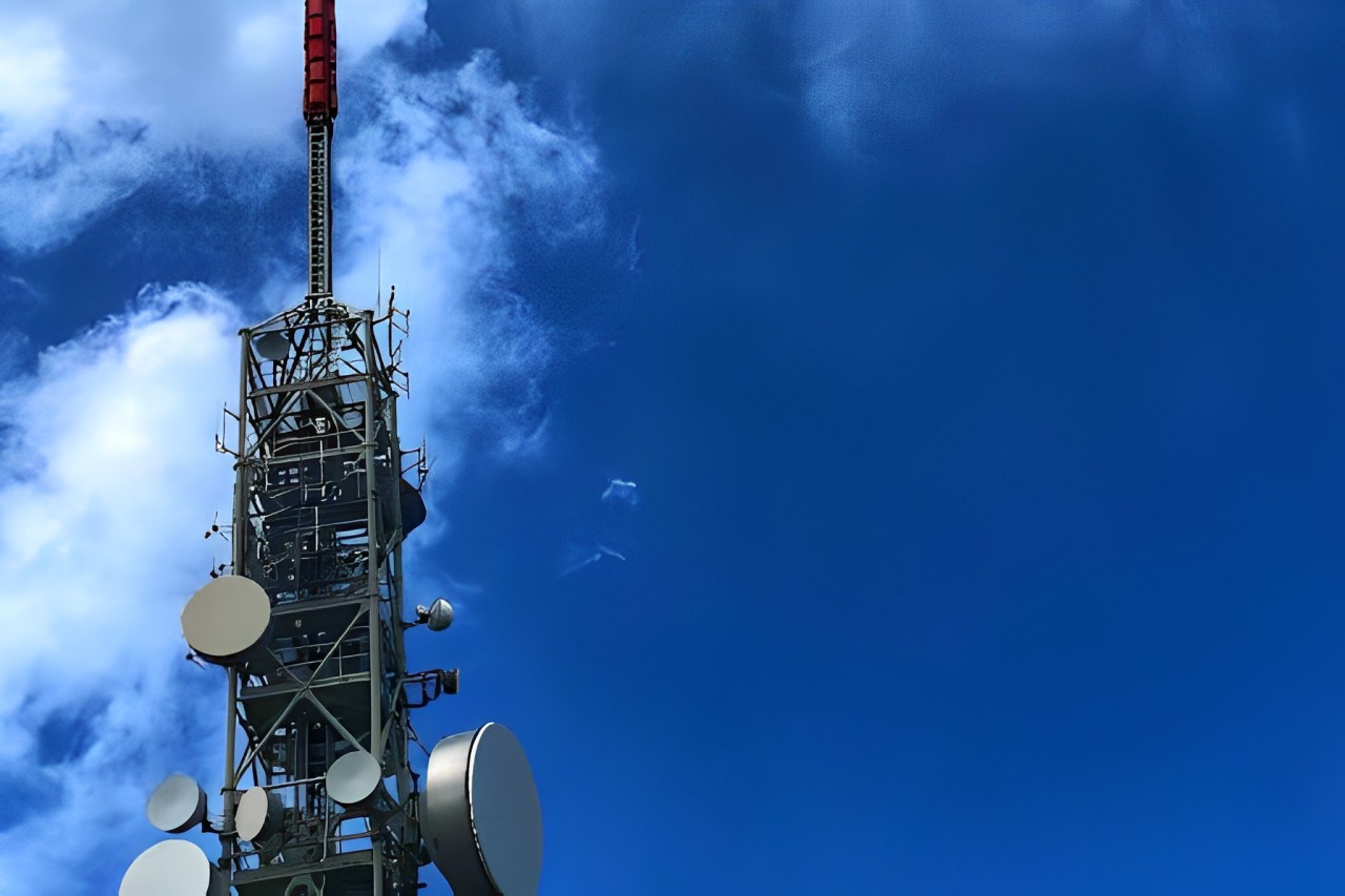 Radiocomunicação: imagem mostra torre de comunicação com antenas com o fundo de um céu azul