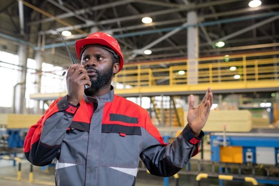 Radiocomunicação em ambientes industriais: entenda seu papel para maior eficiência